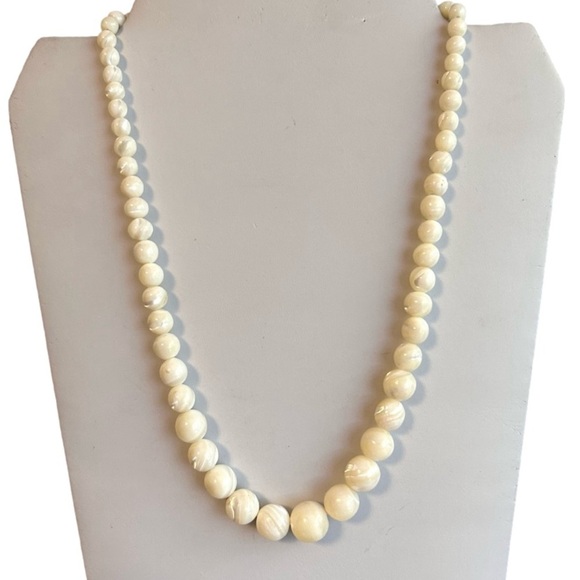Natural Mother of Pearl Graduated Iridescent Creamy Swirl Beaded Necklace Vtg - Picture 2 of 8